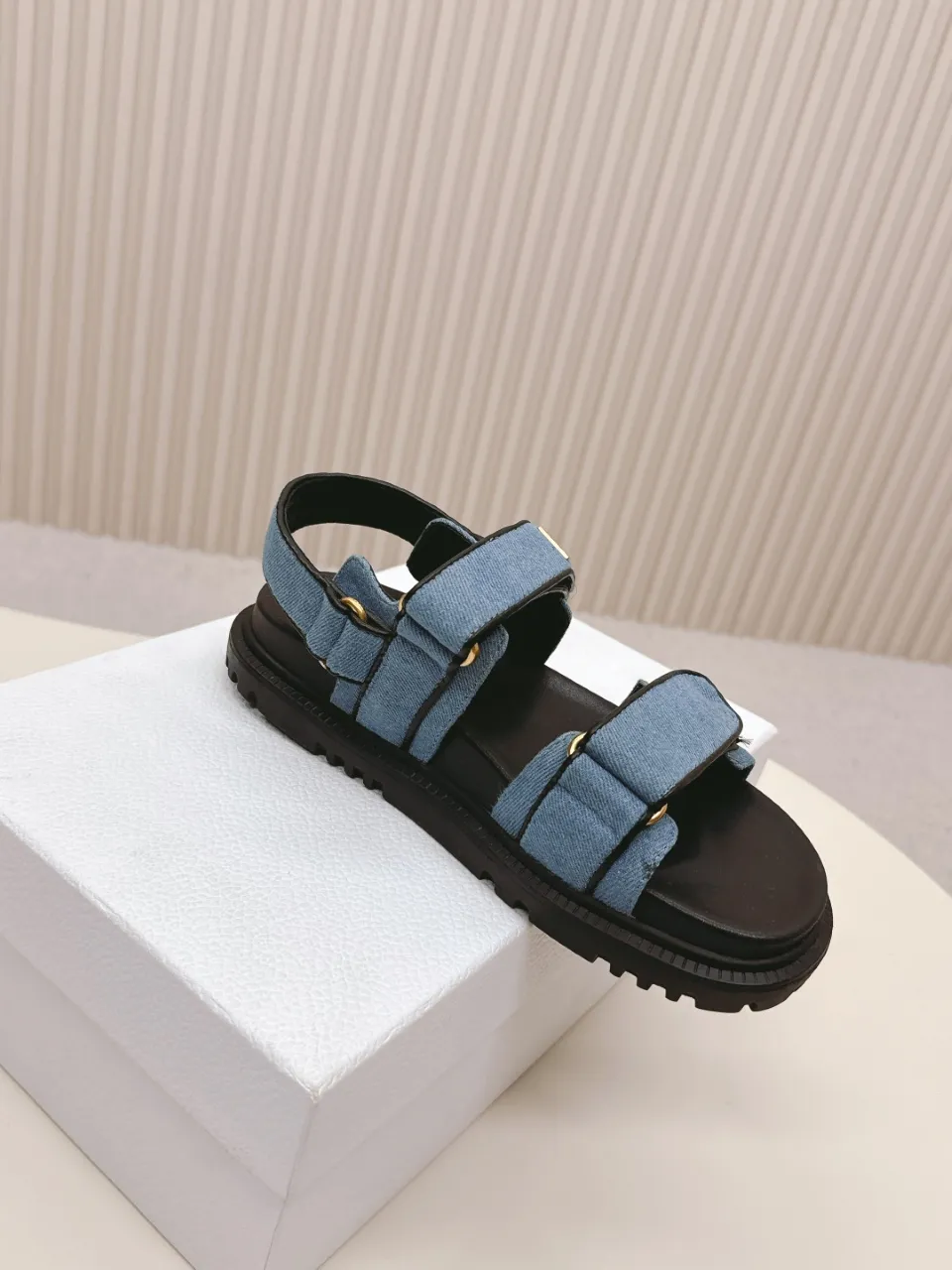 👟👟Ex-factory price 480👟👟 DIOR classic sandals mixed sheepskin DiorAct sandals are fashionable. Paired with an insole that fits the shape of your foot, it's made of exceptionally lightweight and comfortable leather. The upper straps are fastened with Velcro and are decorated with a gold-finish metal "Dior" logo, which complements the style design. These sandals add a modern edge to any look. Fabric: Imported mixed sheepskin Lining: Imported sheepskin Outsole: Original TPU outsole Code number: 35-42 (41 42 customized, non-refundable)